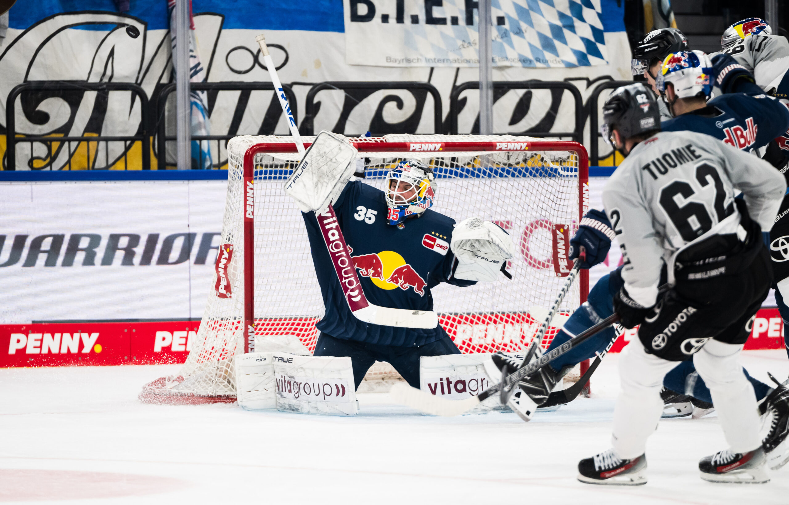 Spiel, Spannung und Schütz – die Haie gewinnen 2:1 im SAP Garden