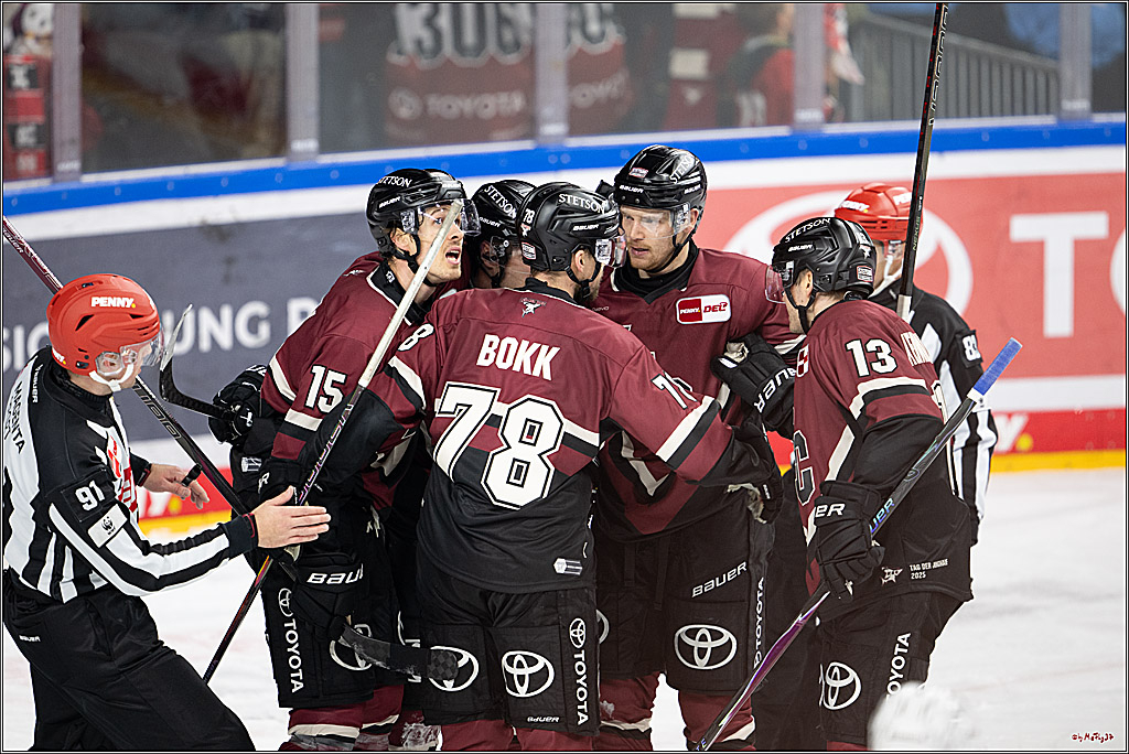 Highlight vor Weihnachten – Haie schlagen Adler 5:4
